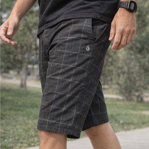 Volcom Men’s Black Windowpane Flat-Front Shorts size 32